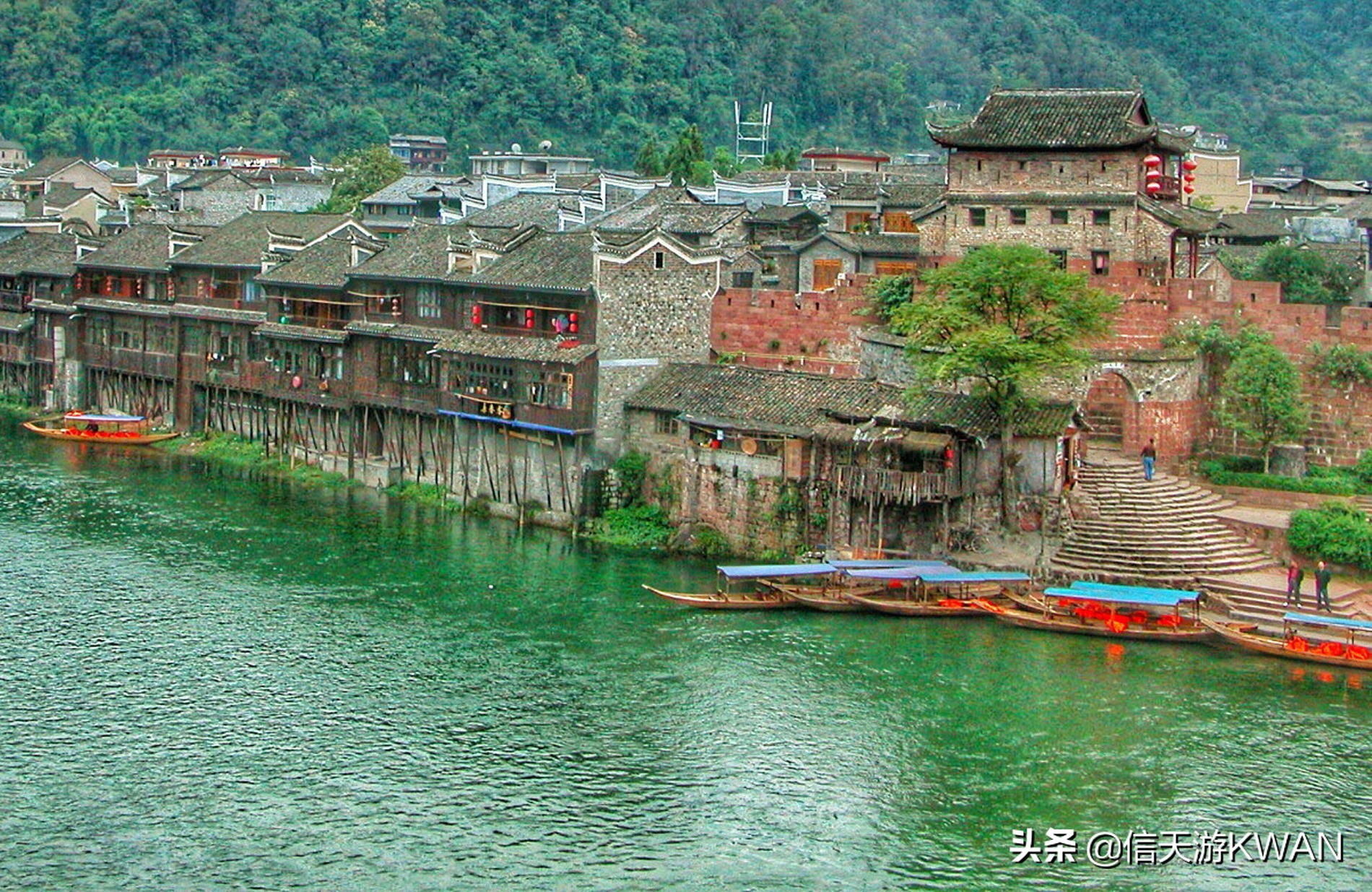 边城：沈从文笔下的湘西,沈从文在边城中对沱江的描写