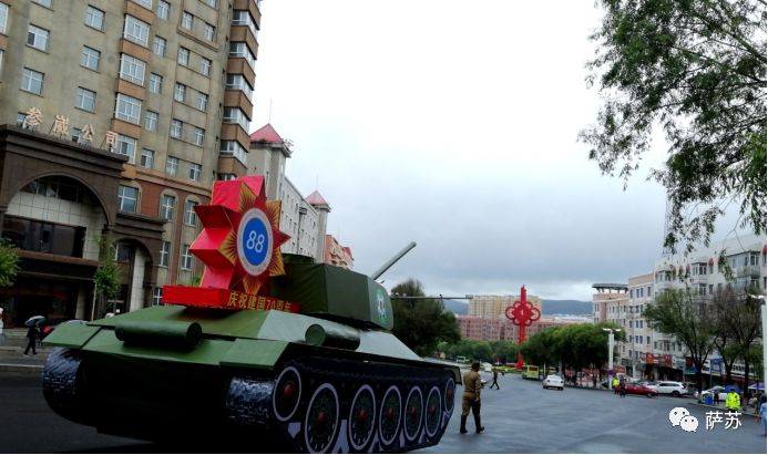 外国坦克上路霸气视频,国外坦克开在马路上