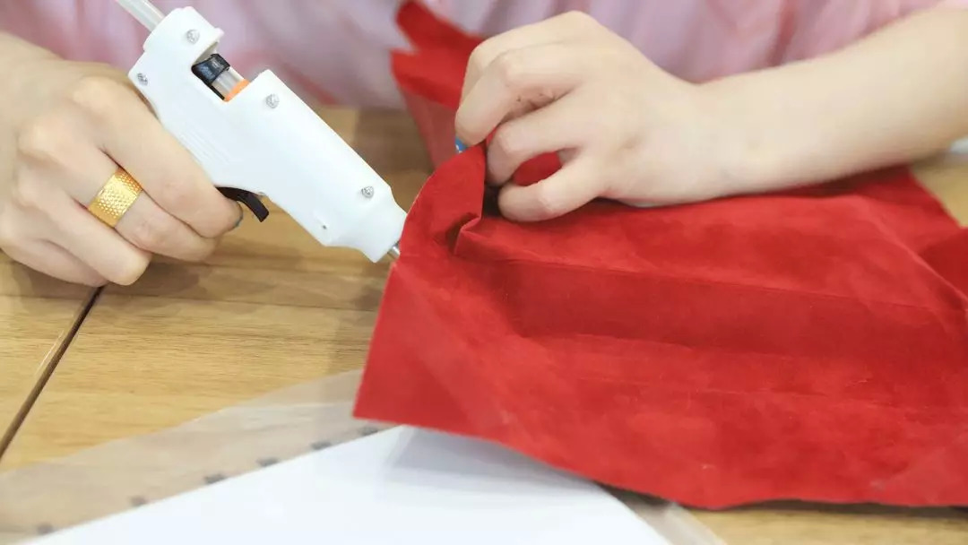 废旧纸袋如何做收纳包包,大牌纸袋斜挎包包改造教程