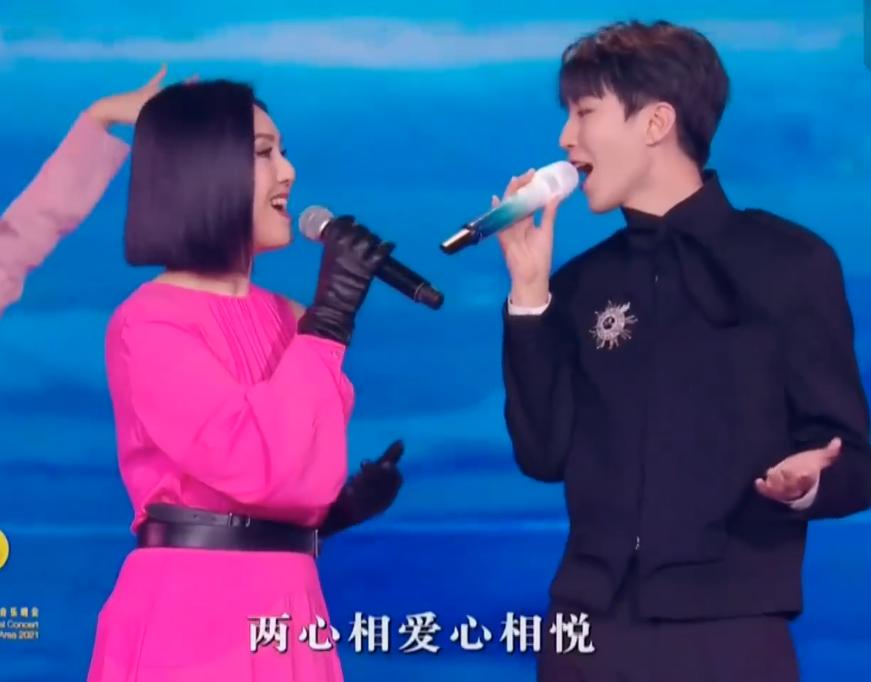 大湾区王菲出场谢霆锋表现,谢霆锋看王菲演唱会的视频