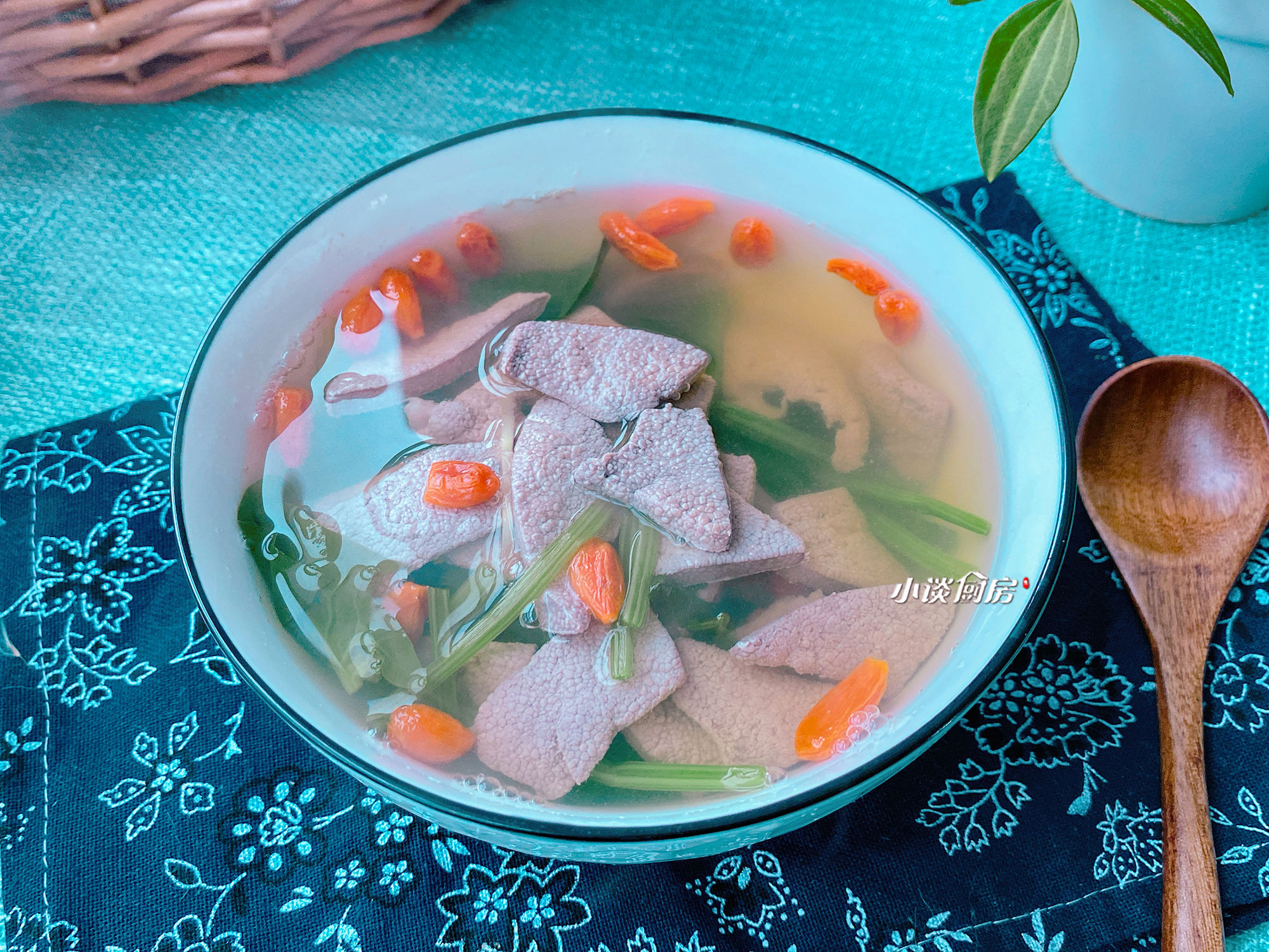 用眼多度,记得喝这碗“护眼汤”,富含维生素A,学生*党**要常喝