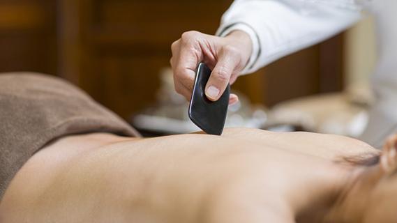 头发特别油是湿气重了,头发出油是湿气重最简单的方法