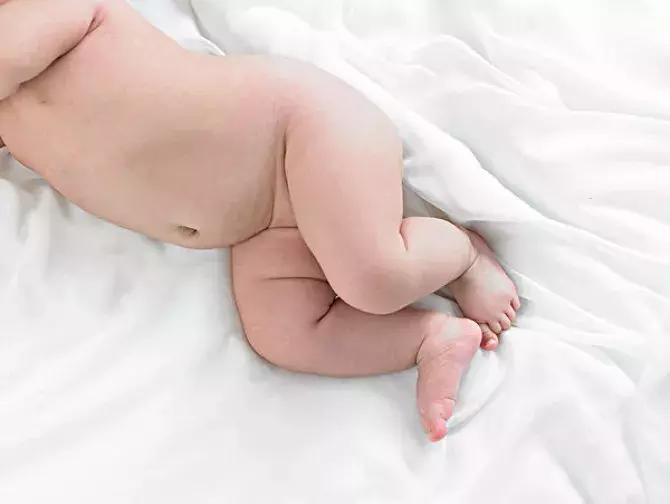 护理新生儿胀气的月嫂,小宝宝肚子胀气一招自愈