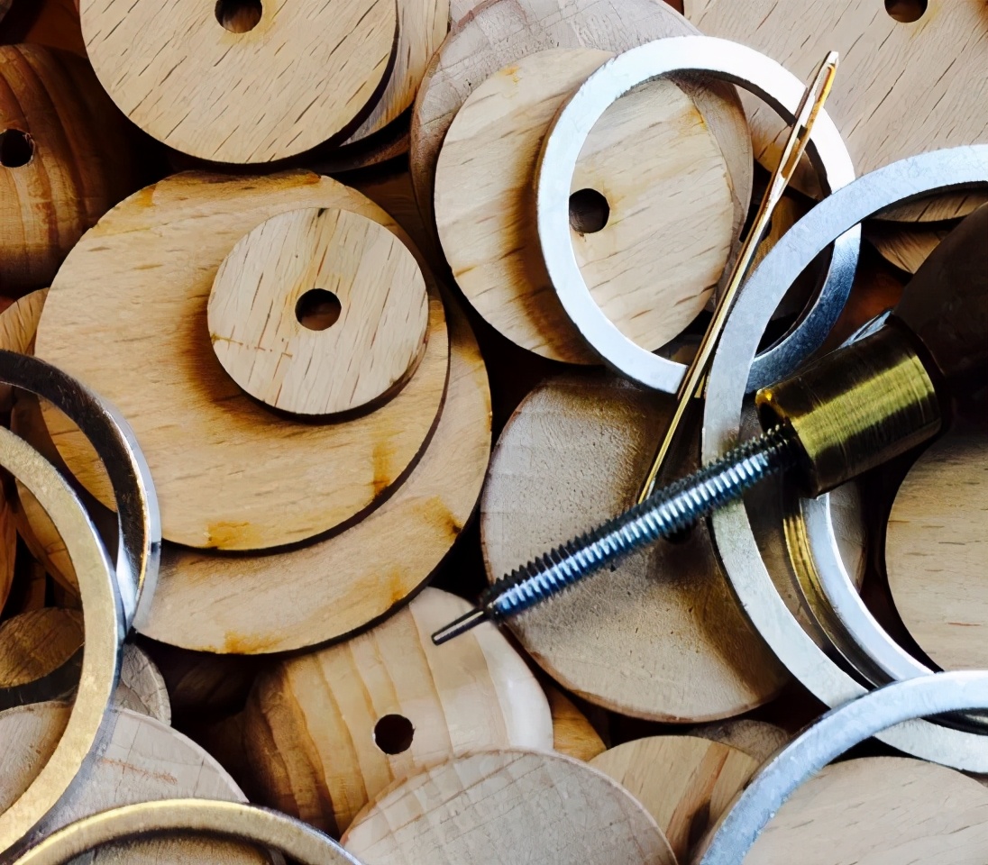 一个圆周边加一点装饰,用彩线做简单的小装饰