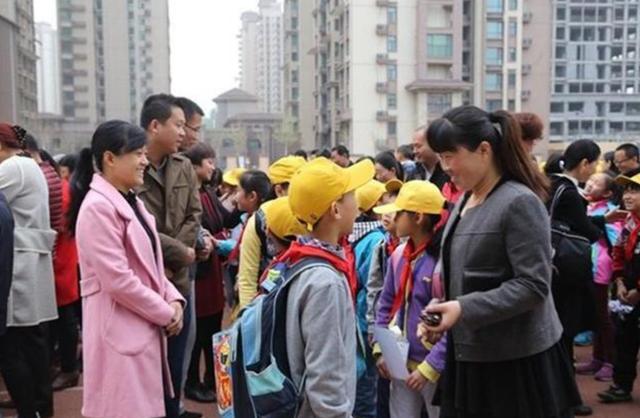 7岁男孩老喊肚子疼怎么回事,孩子坐长途车说肚子疼