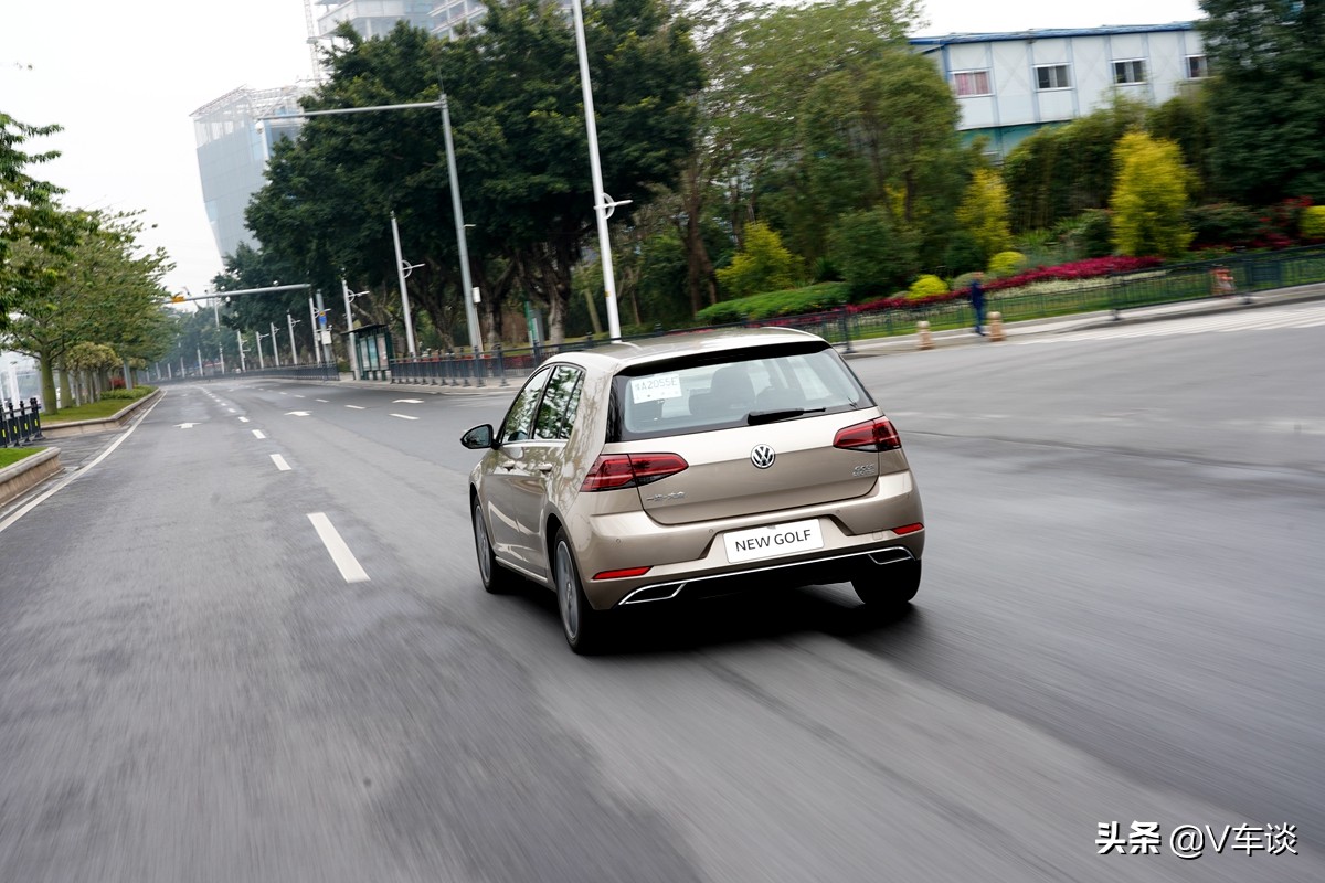 大众高尔夫2021款280TSIDSGR-Line空间,运动感十足全新大众高尔夫实车