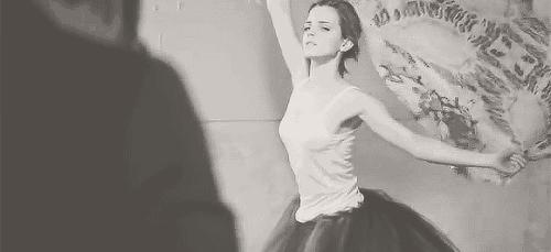 丝巾有哪些时髦又高级的搭配,简单丝巾穿出高级感