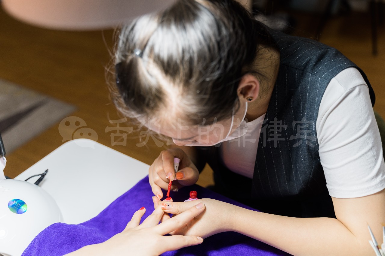 90后美女开了一家美容院,90后美女开直营店