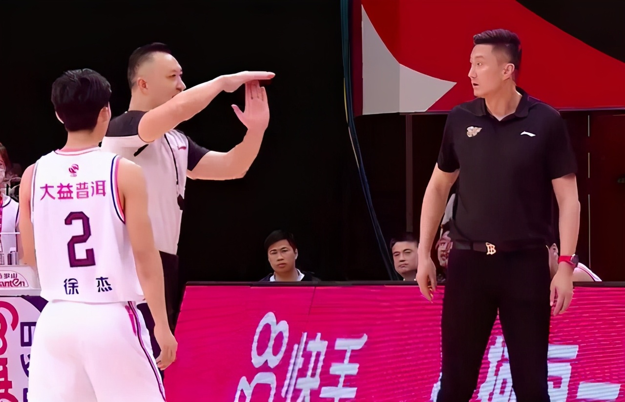 边打篮球边打人,一边打球一边打手