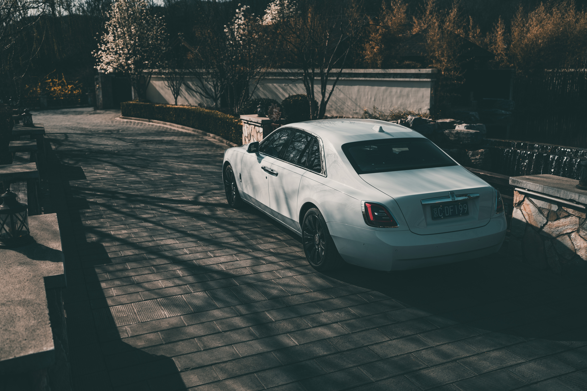 2022款劳斯莱斯古思特白色试驾,劳斯莱斯全新古思特驾驶感受