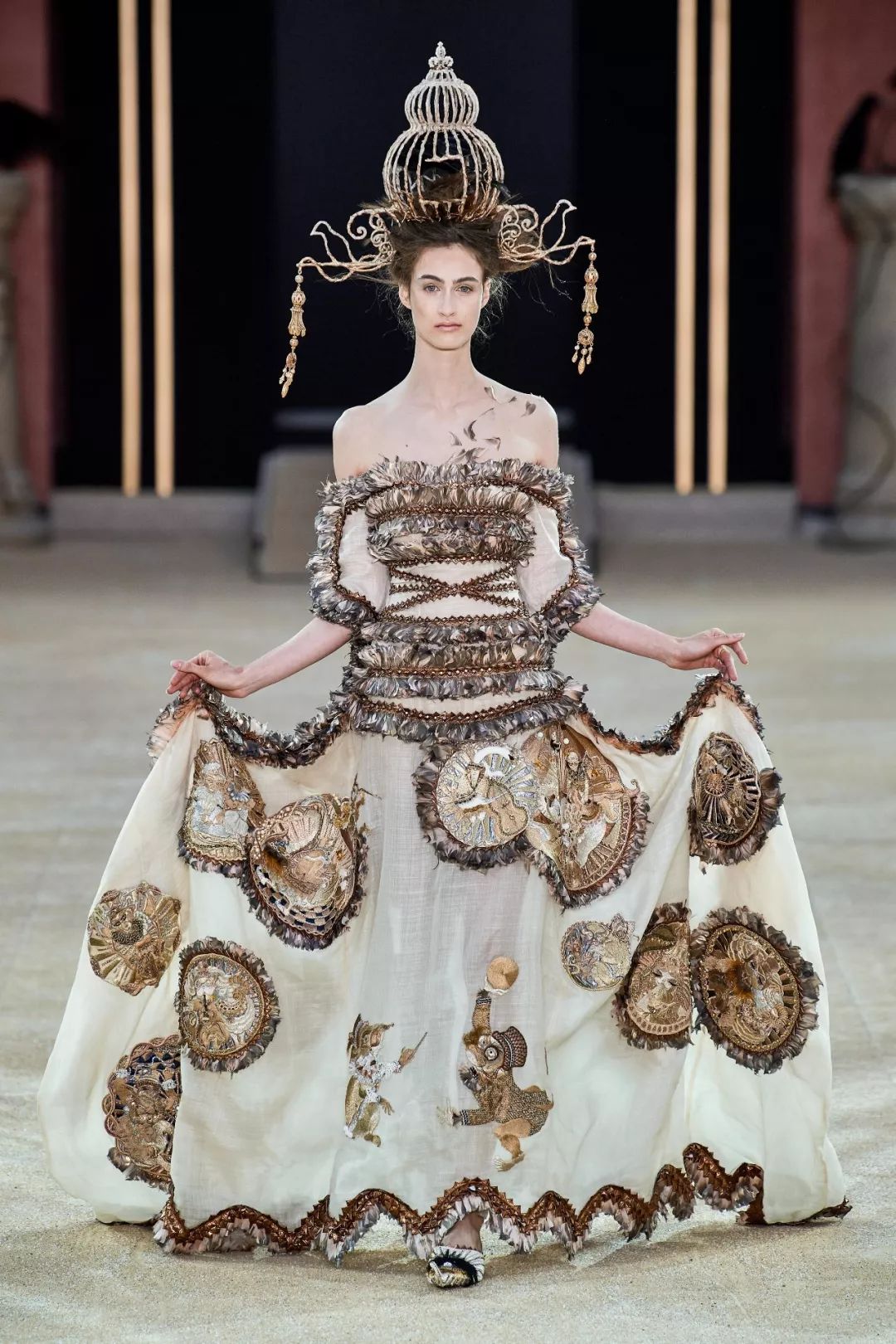 东方元素终于闪耀在时装金字塔尖 (东方元素时装周放异彩)