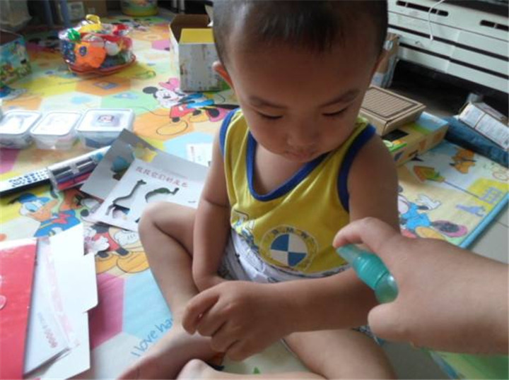 婴幼儿误食了花露水怎么办,小孩误食花露水怎么办搞笑视频