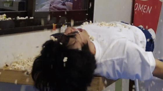 在房间里发射10000颗爆米花,这位日本人真是被居家隔离憋坏了