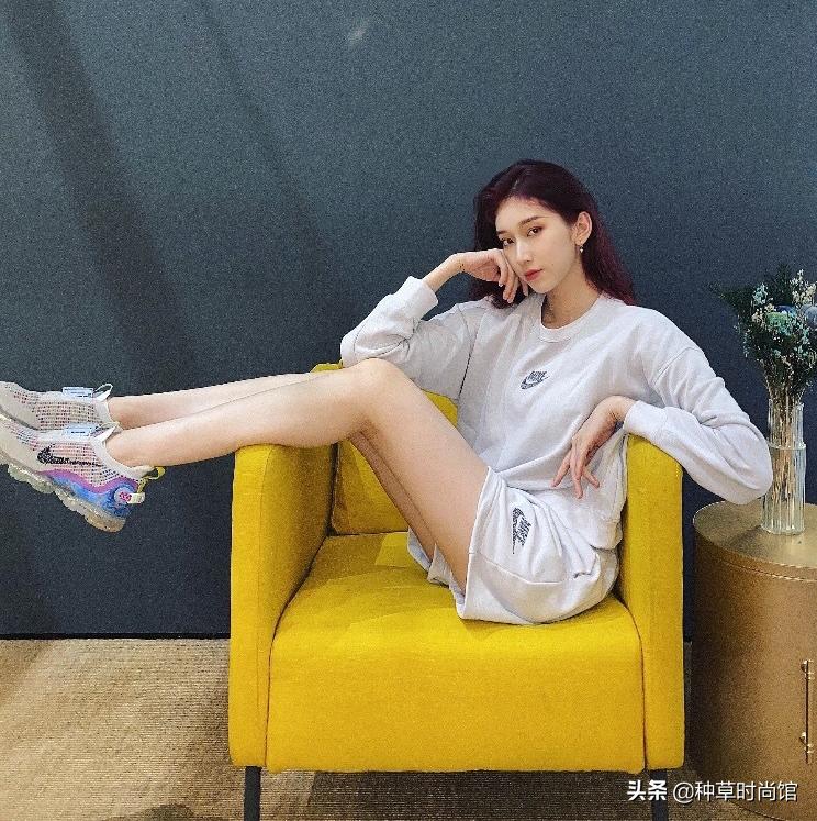 秋冬新款上新卫衣穿搭,今年秋款卫衣的流行款式