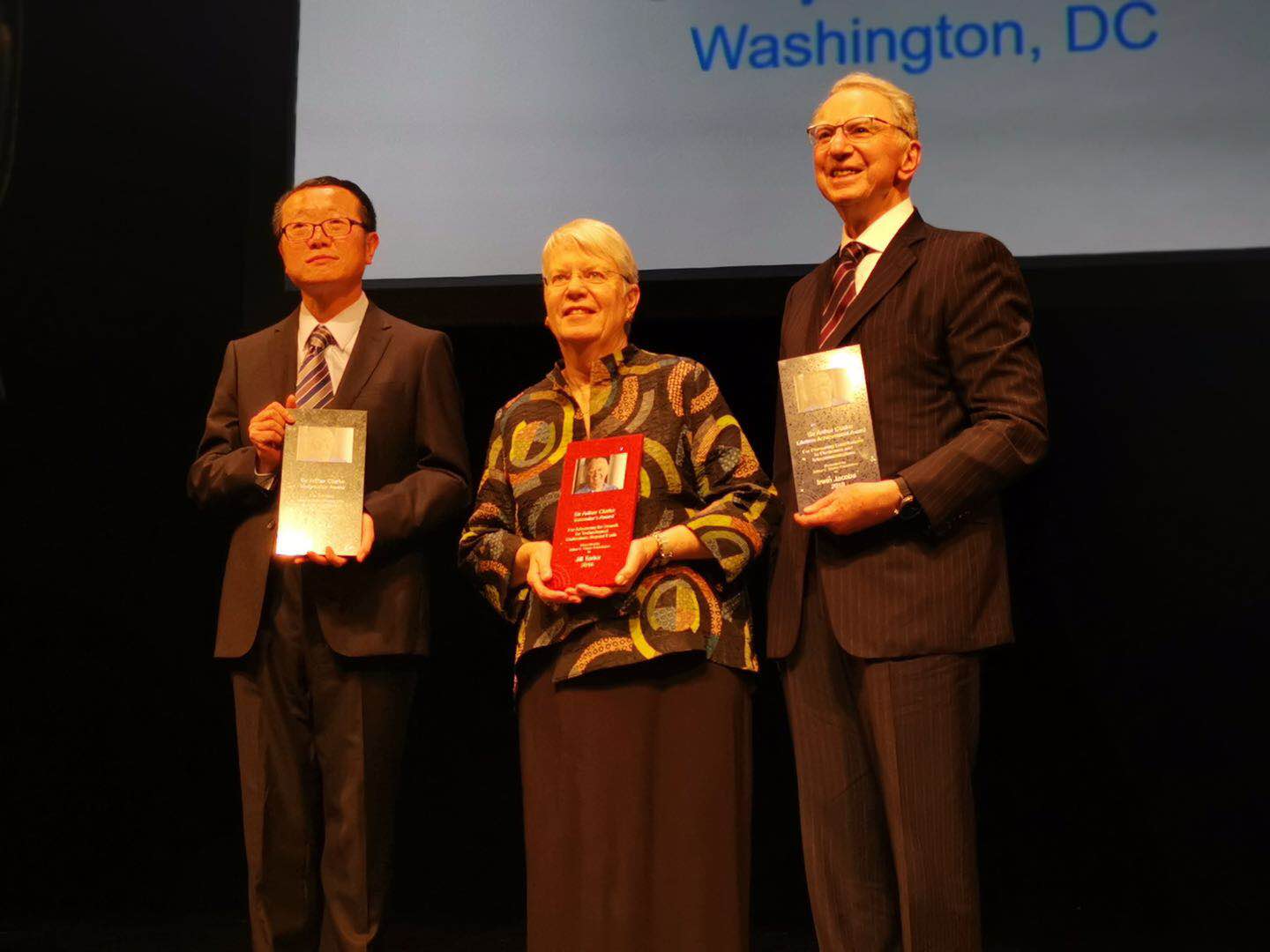 阿瑟克拉克对刘慈欣有影响吗,刘慈欣获克拉克奖英文获奖致辞