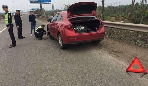 车门有一小点露出铁板了怎么办,车门底下的金属条怎么修复