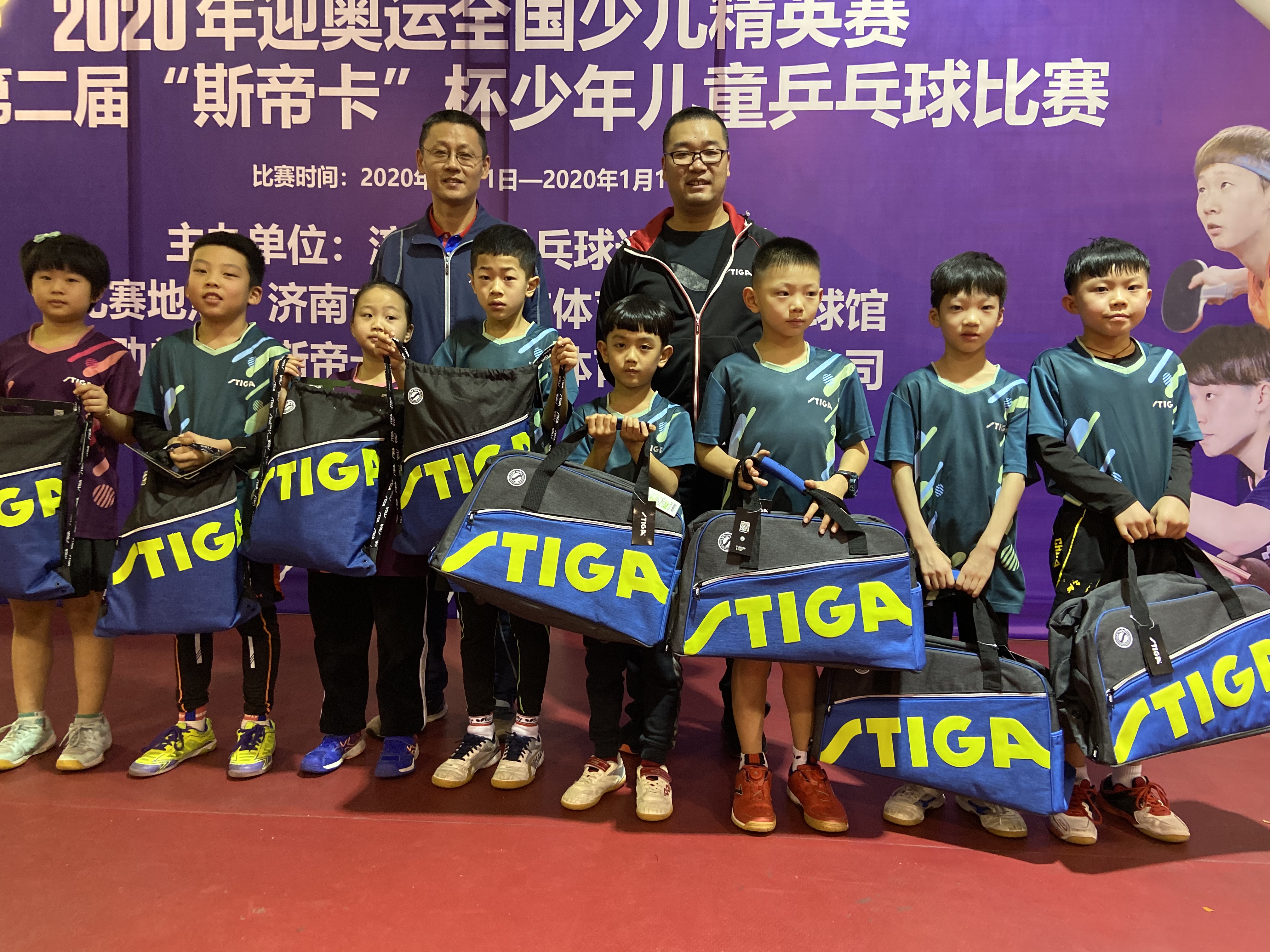 现在的小孩打乒乓球,现在的小朋友乒乓球打得好厉害