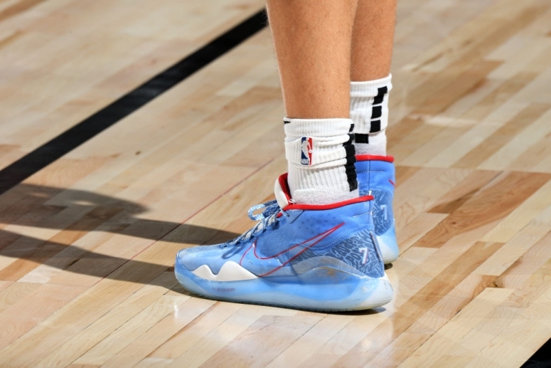 18年东决詹姆斯穿什么球衣 (老詹2020总决赛穿的啥鞋)