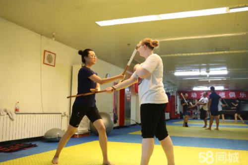 街头格斗短棍防身,短棍防身的最佳方法