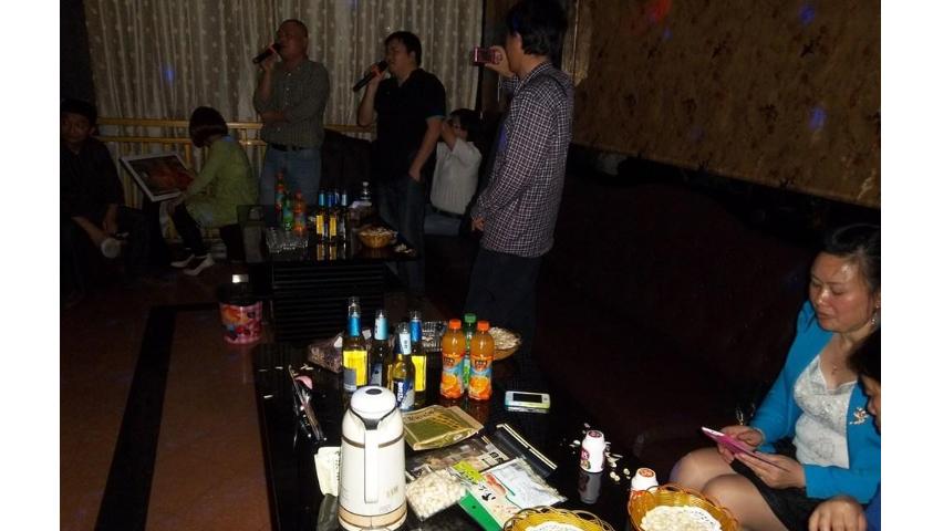 大妈ktv收银,大妈在ktv当服务员