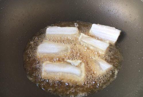 家常版红焖带鱼段，加水时教你1招，保证不返腥