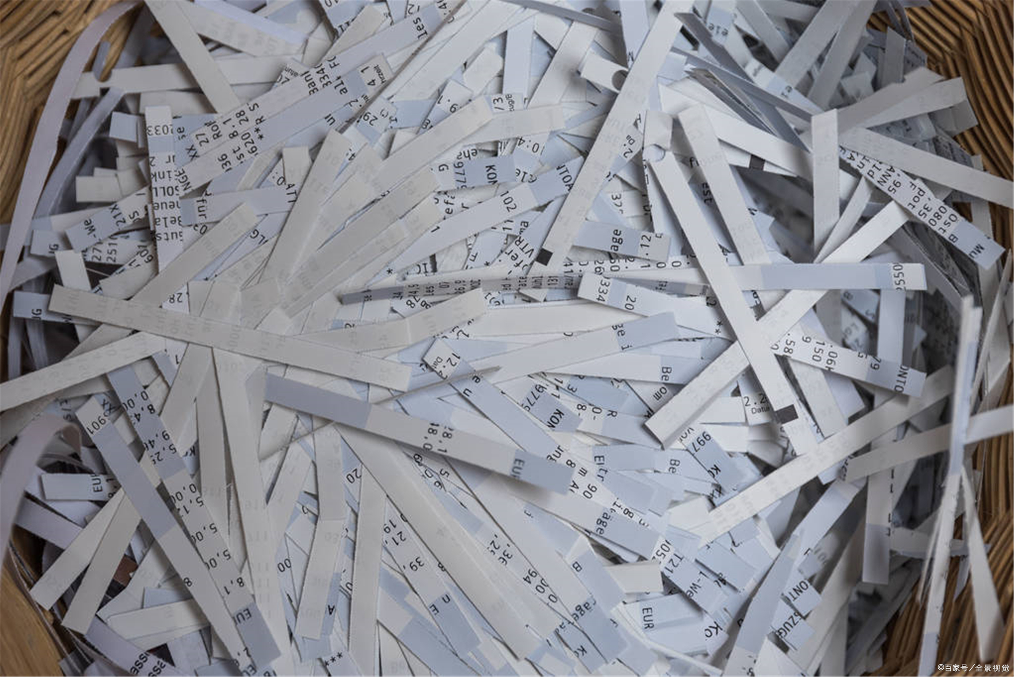 奥米多办公用品：碎纸机发展历程从手撕火烧到自动碎纸