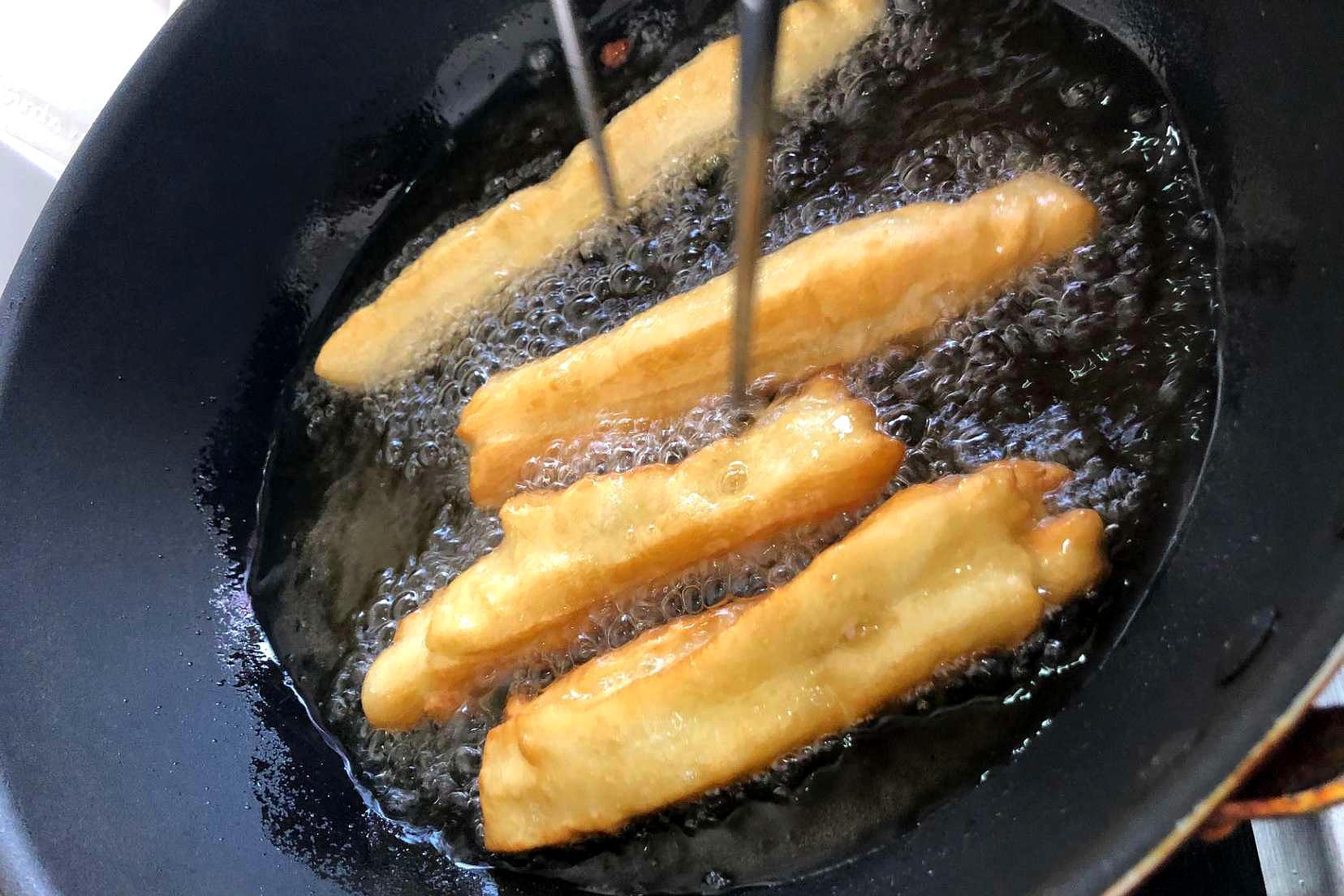 炸油条教程和配方无膨松剂,油条专用面粉炸油条的方法