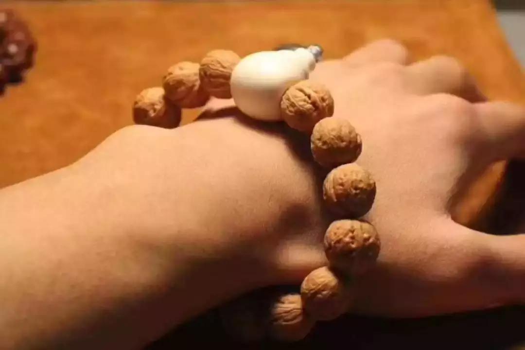 盘玩十年的山核桃手串,山核桃文玩包浆