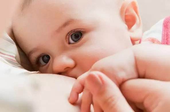 小孩几个月完全断奶最合适,孩子啥时候断奶