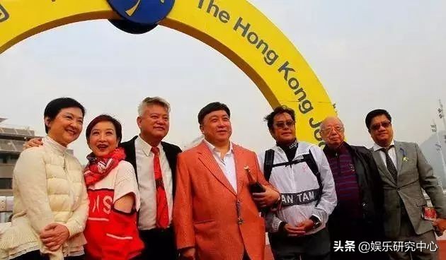 TVB爱国艺人！两次破产，和香港第一古装美女结婚40年至今无子…