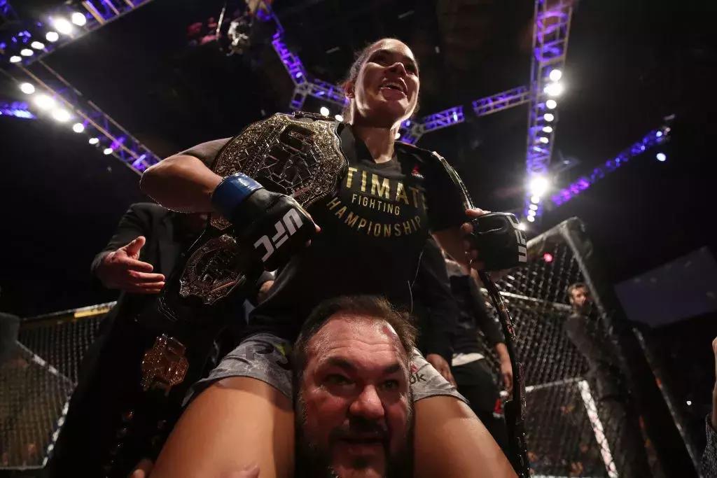 “骨头”琼斯三度称王，“母狮”加冕地表最强女战士