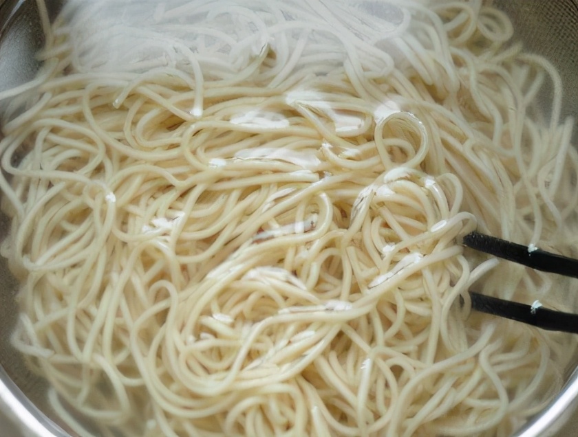 煮面条最忌讳水开下锅,煮面条怎么避免糊汤