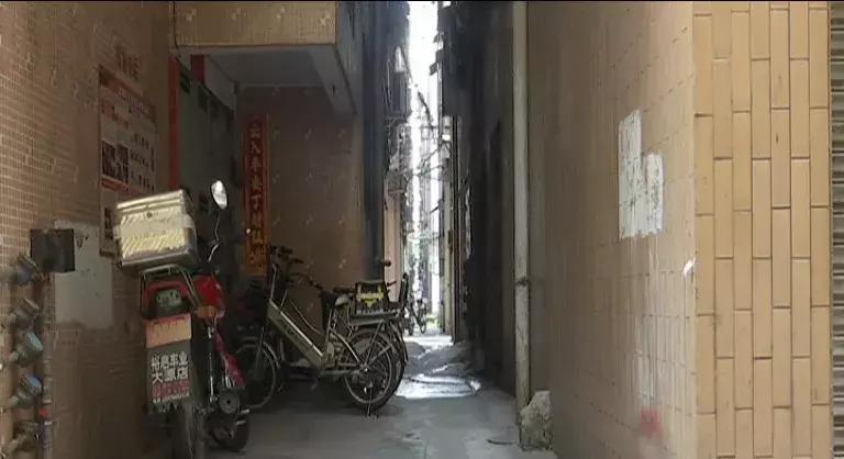 巷子屎水横流!不愿凑2万修理费,南海街坊宁可闻恶臭长达5年