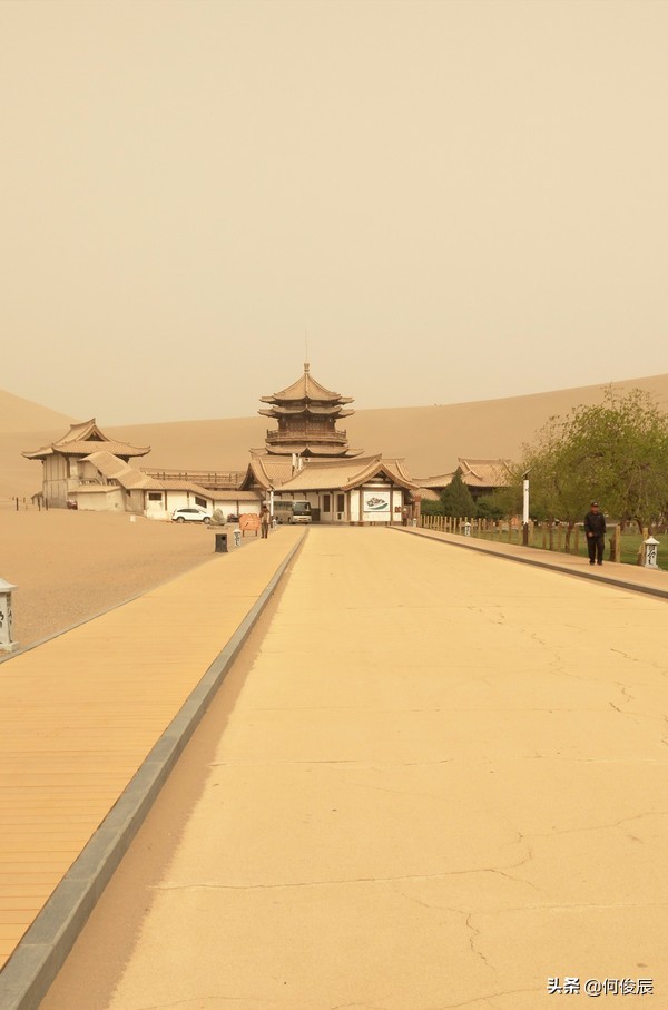 鸣沙山月牙泉堆满了游客,鸣沙山月牙泉景区