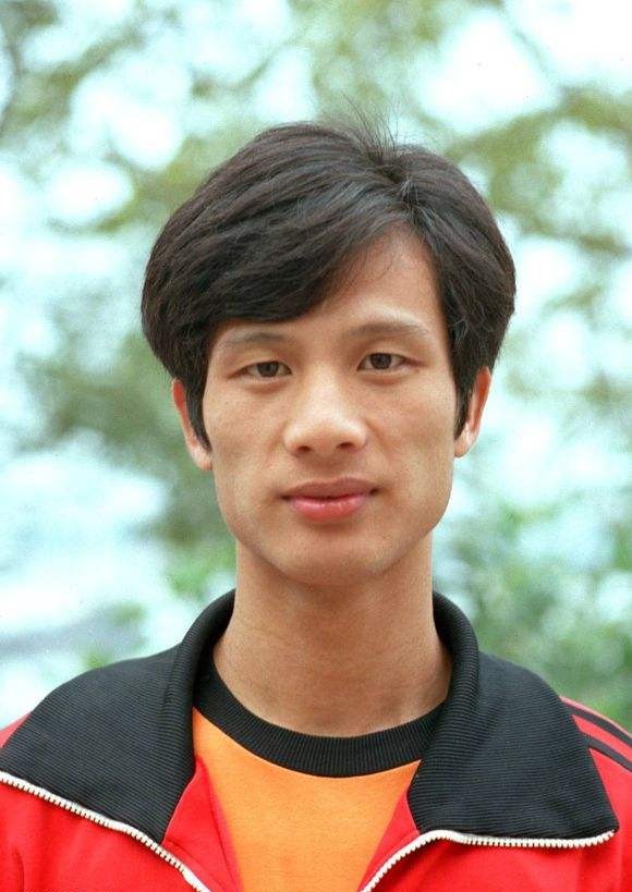 40岁中国足球留洋传奇宣布退役,目前留洋的中国足球运动员有哪些