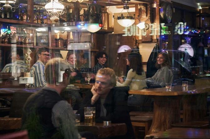 害怕影响经济，瑞典拒绝*锁封**，科学家预计四周内将有半数民众感染