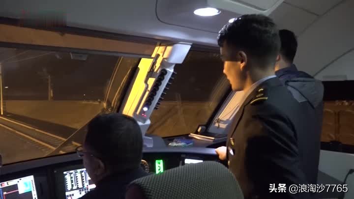 閾佽矾鏈鸿溅鍙告満鏀跺叆澶氬皯,閾佽矾鍩哄眰濂囪懇涔嬩竴