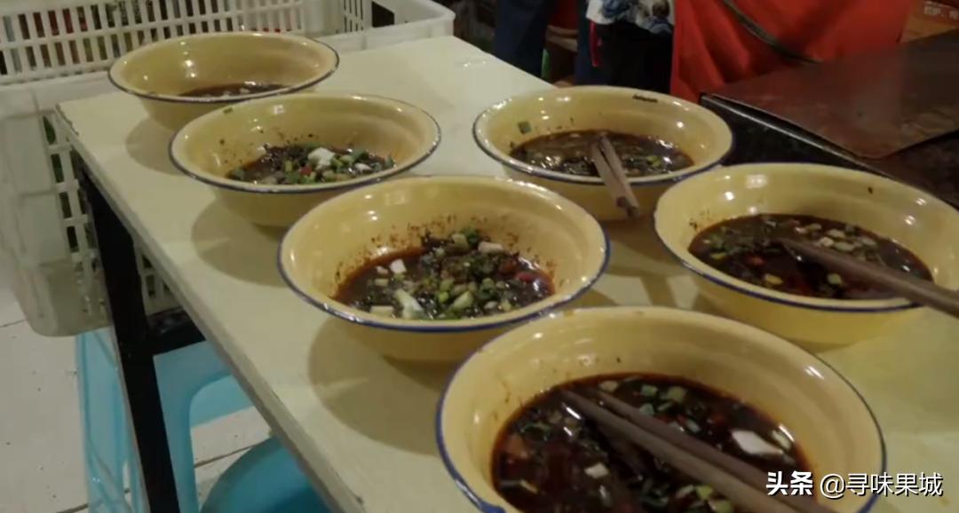 肖战重庆板凳面,肖战现身重庆一面馆吃豌杂面