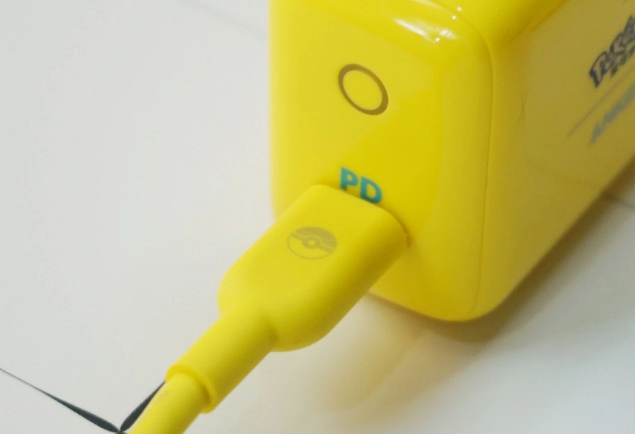 anker哆啦a梦联名款65w,anker新款磁吸底座充电宝测评