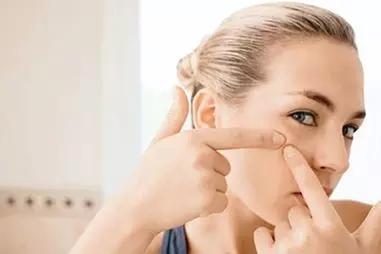 脸上痘痘的正确处理方法,脸上长白头小痘痘怎么护理