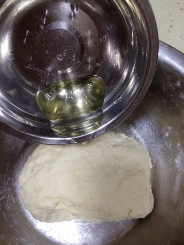 用普通面粉炸油条的做法家庭版,1碗面粉1个鸡蛋教你炸健康油条