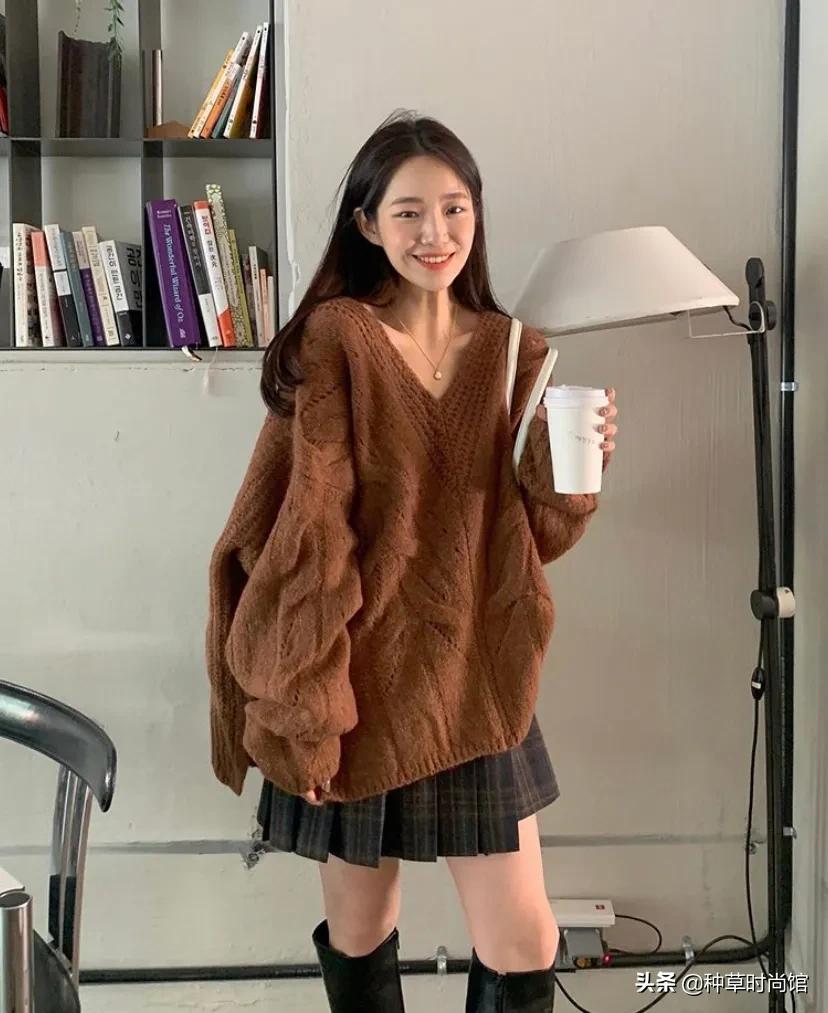 厚毛衣流行这样穿这也太洋气了,现在的毛衣都是短款高个要怎么穿
