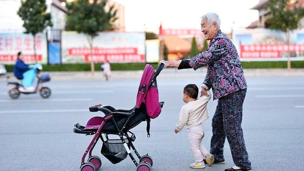 有了孩子后该谁带孩子,带孩子是爷爷奶奶还是姥姥姥爷带