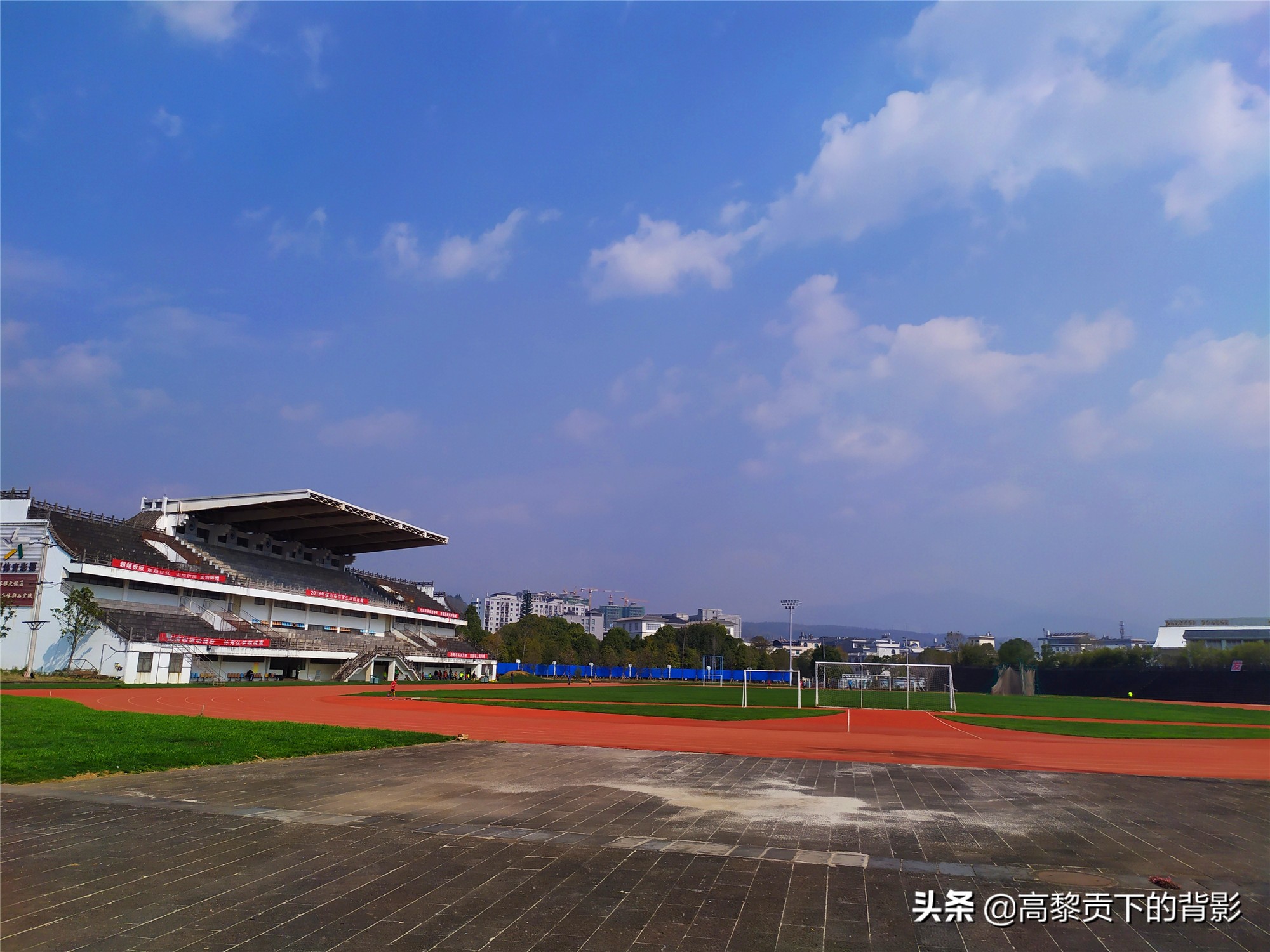 云南腾冲偶遇篮球赛顺便看看腾冲的体育设施如何？