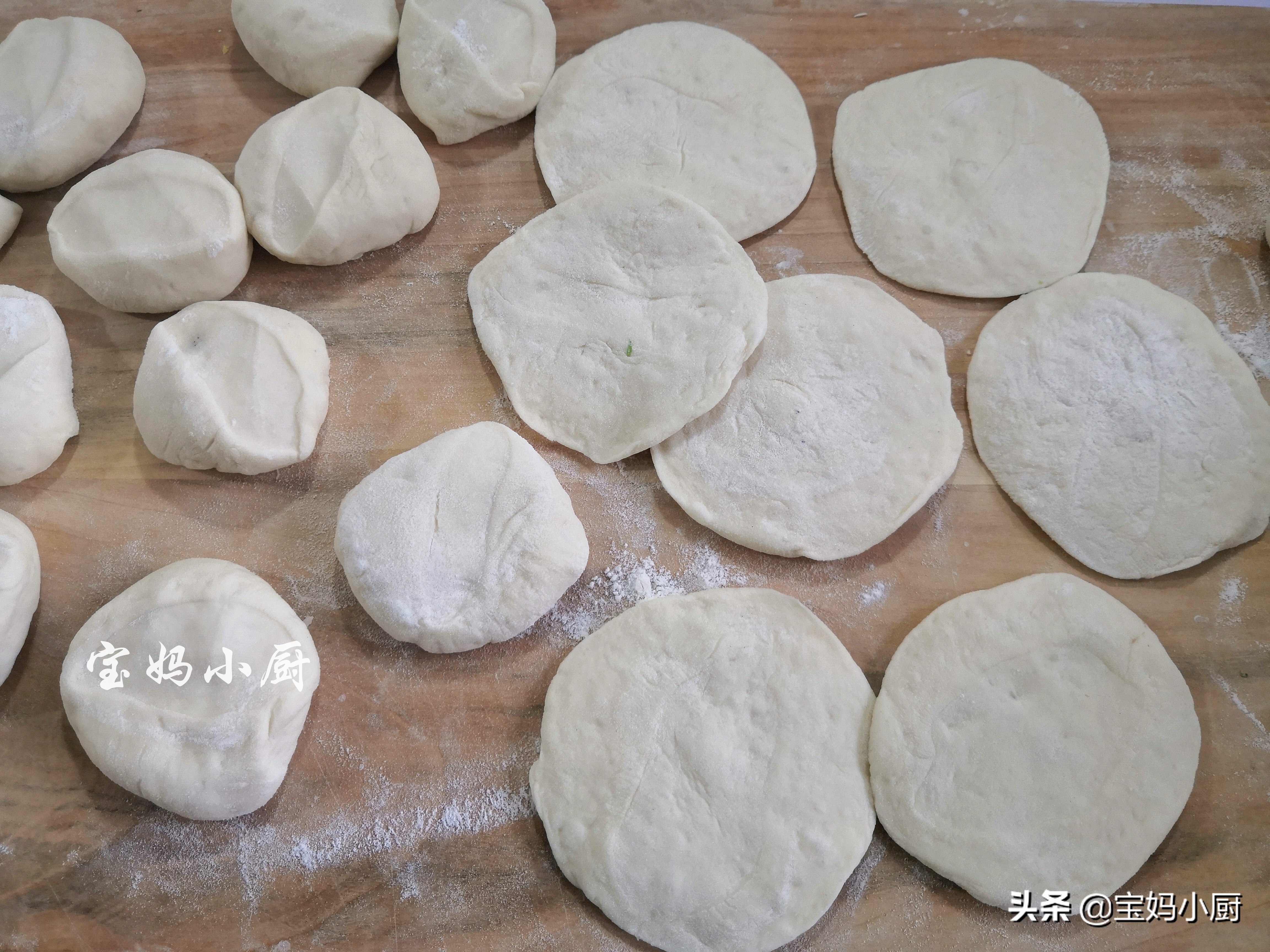 水煎包做早餐，脆底暄皮馅更香，快手上桌有窍门，照着做你也行