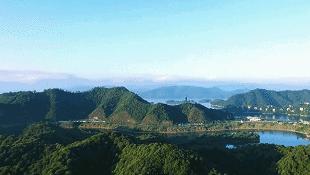 为钓鱼建房子,为了钓鱼在河边盖了房子