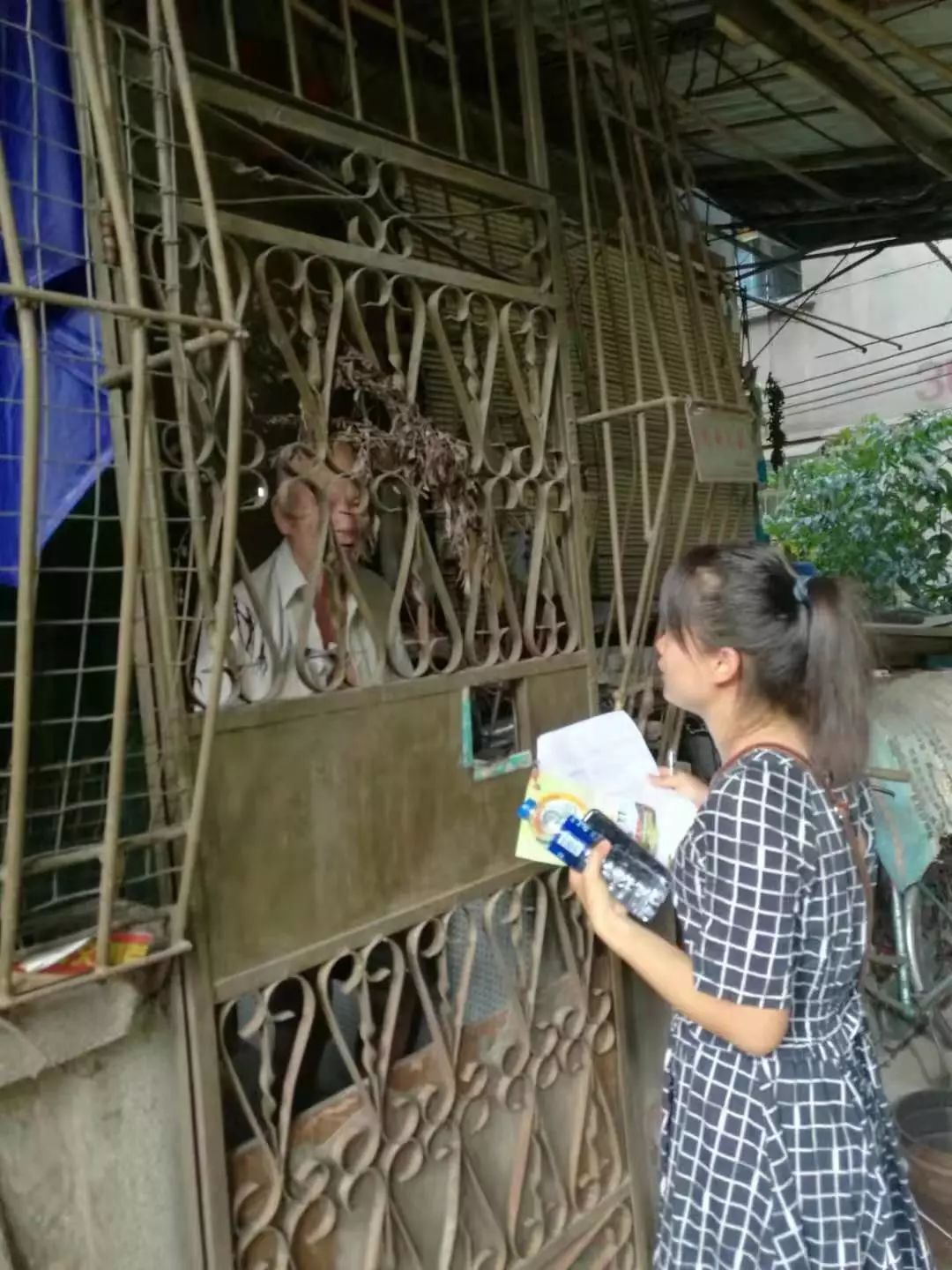 持续推进在职党员进社区志愿服务,在职党员下沉社区开展志愿服务