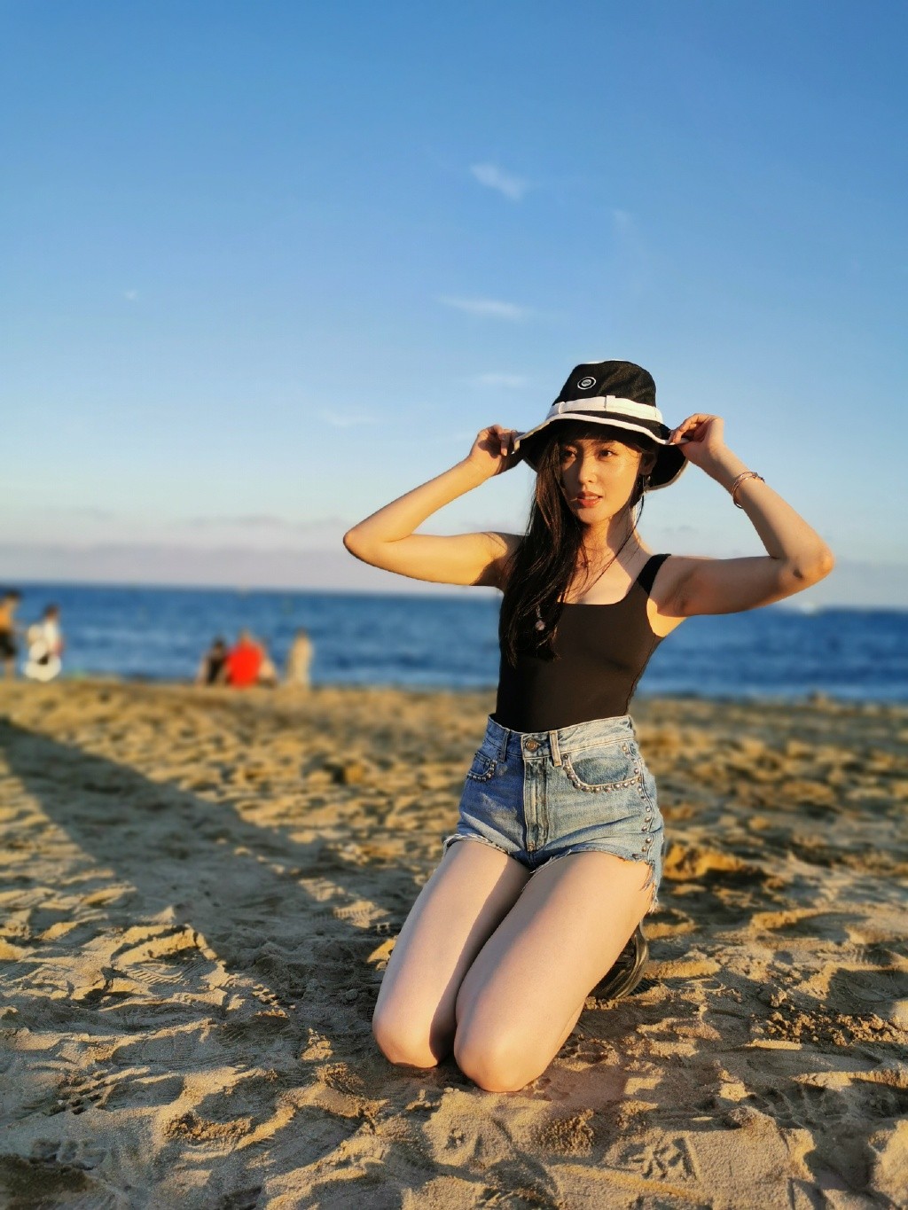 张天爱一身时髦装扮现身机场,张天爱穿运动服装图片