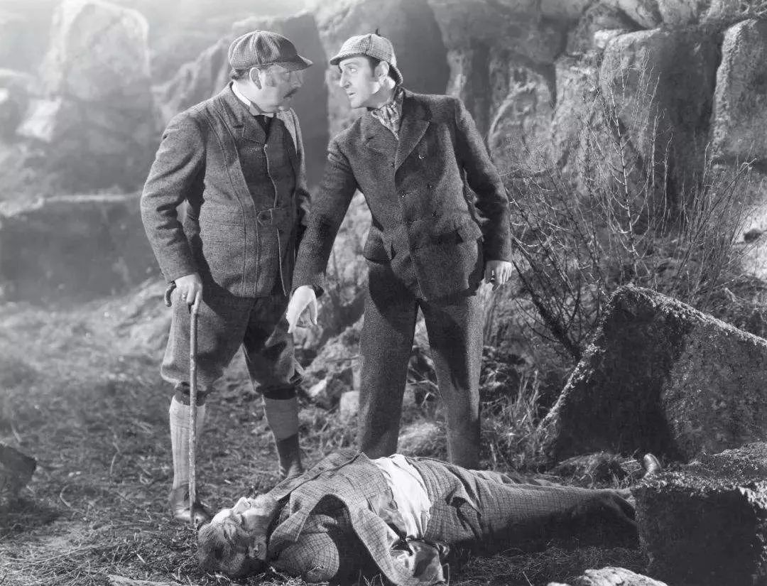 推理故事里，根据脚印算身高很好理解，但推算年龄是什么鬼原理？