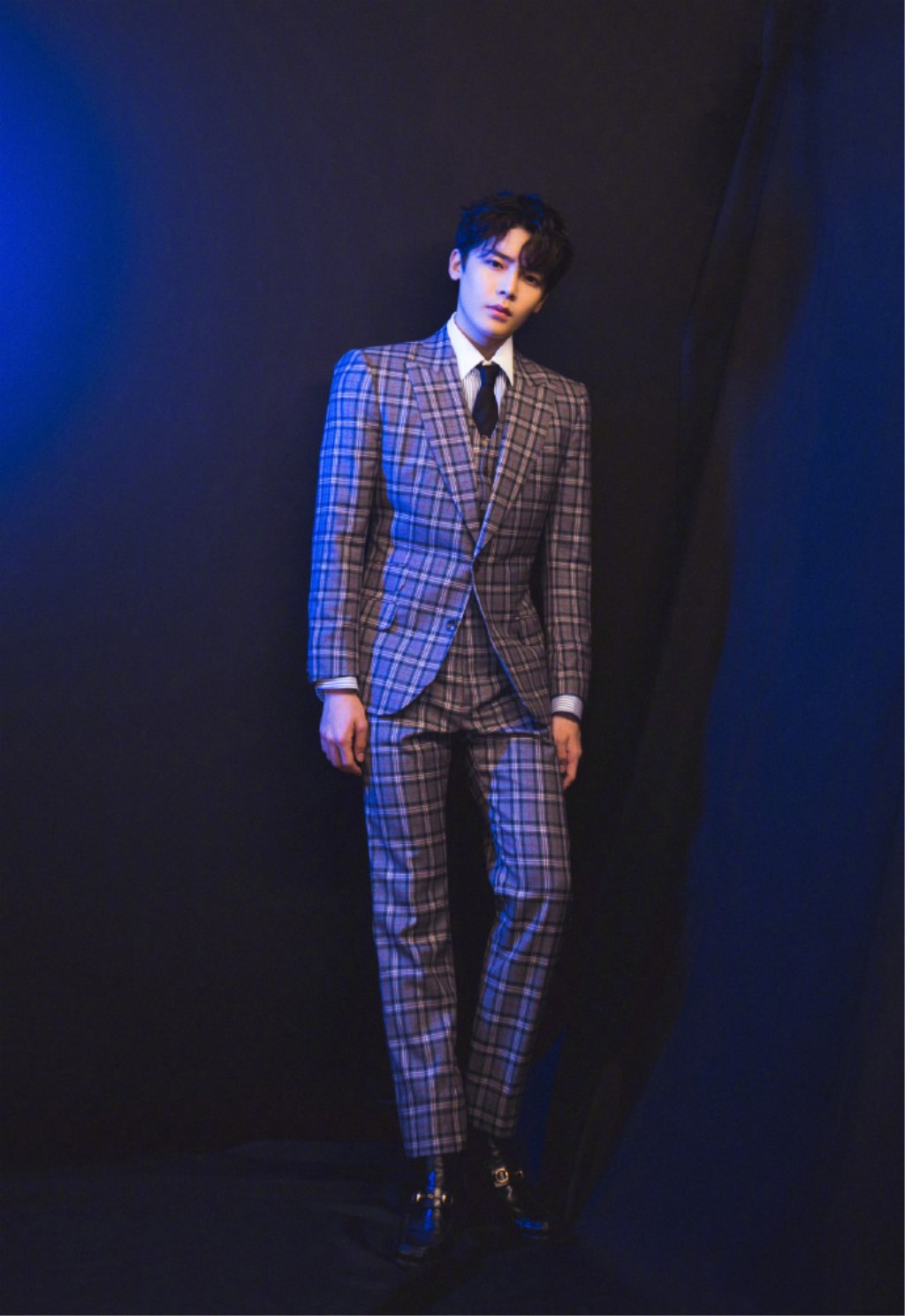 侯明昊撞色私服穿搭图文,吴磊侯明昊复古摩登大片